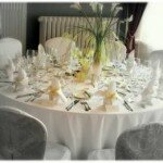 Valged pulmad, ümmargune laud